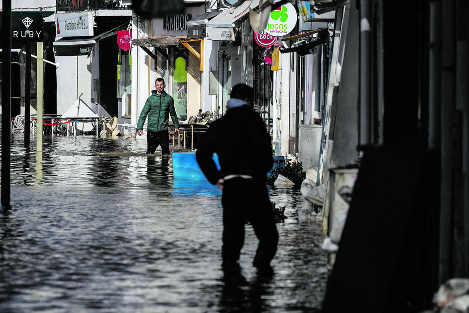 Anticiclone mais a sul dos Açores explica comboio de tempestades em Portugal