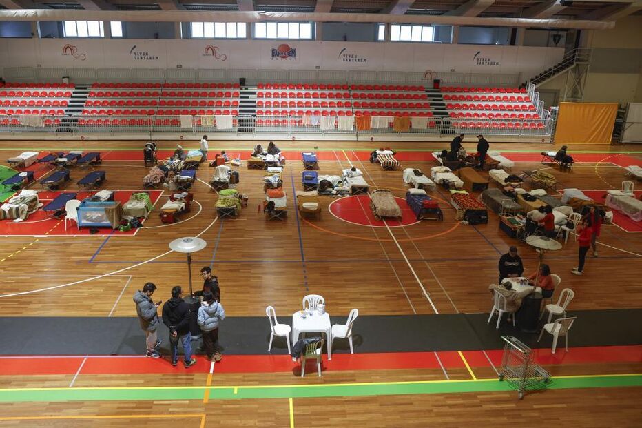 Um ginásio transformado num abrigo temporário, com camas improvisadas