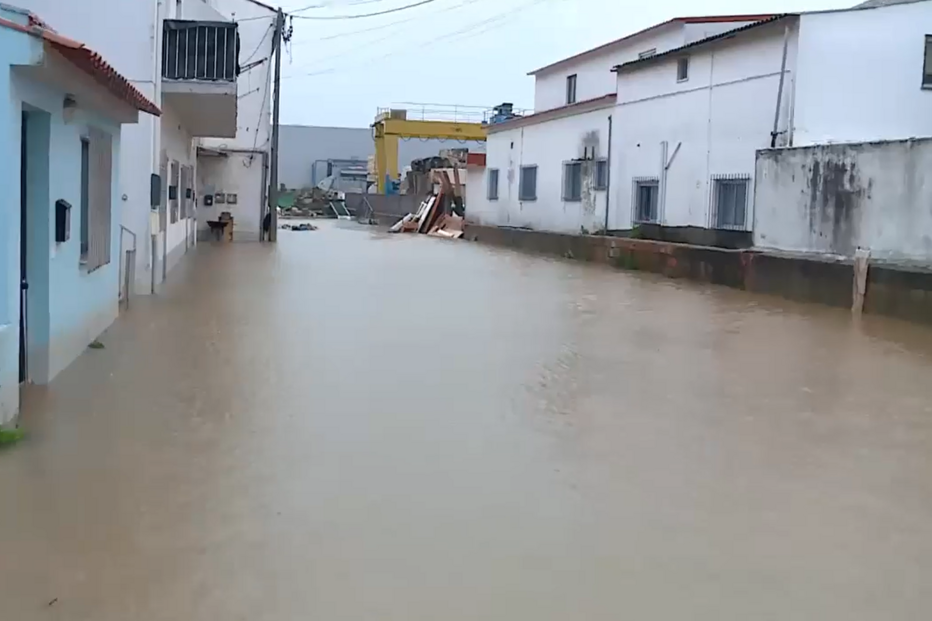 Galgamento do rio Lena deixa ruas de Leiria inundadas