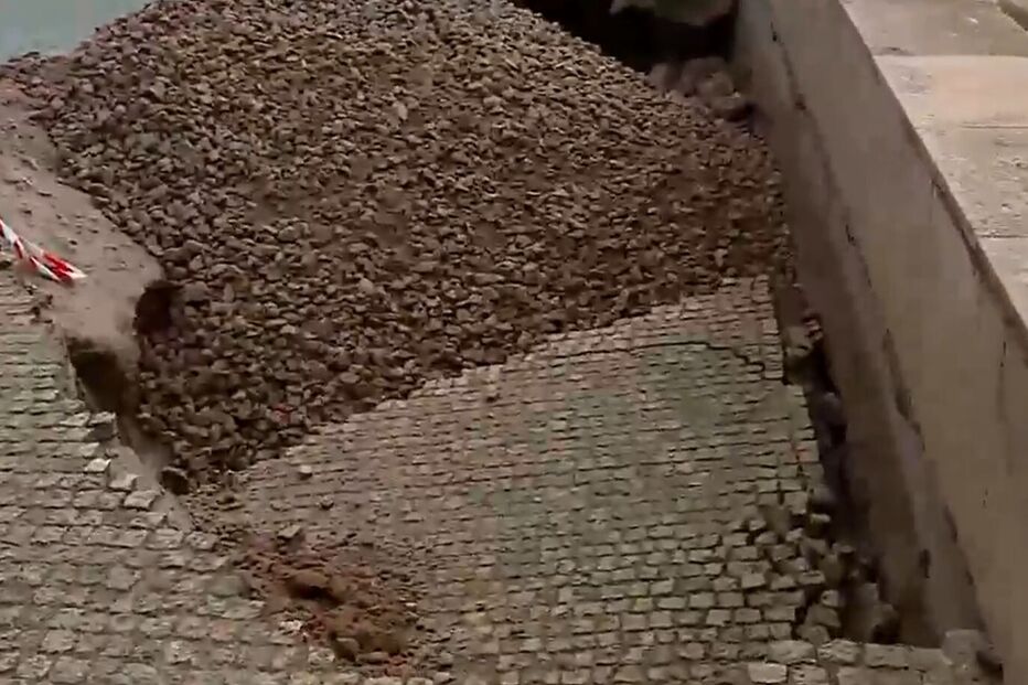 Mau tempo abre cratera na zona marginal de Vila Chã