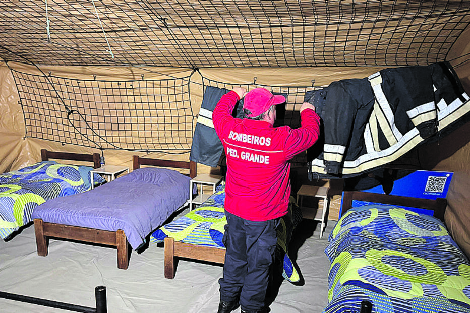 Bombeiros dormem em tendas na garagem do quartel devido à chuva em Pedrógão Grande