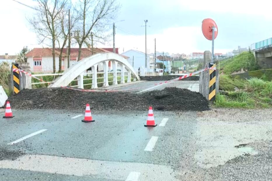 Estrada intransitável na Marinha Grande, junto à Ponte das Mestras