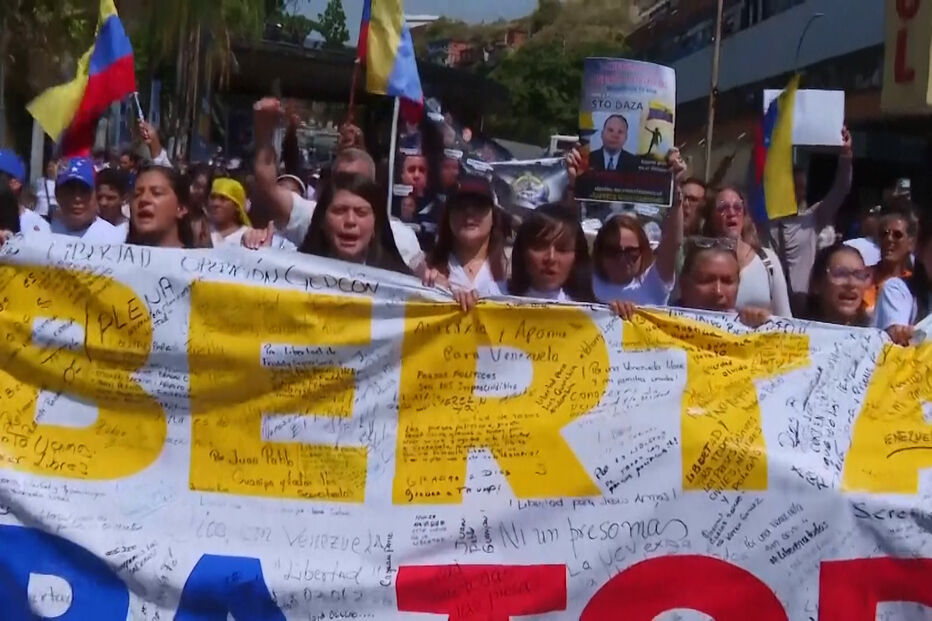 Familiares exigem libertação de presos políticos junto à prisão El Helicoide na Venezuela 