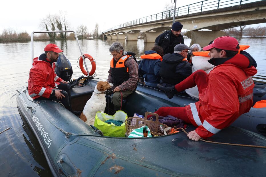 A aldeia está completamente cercada por água e o acesso só é possível de barco