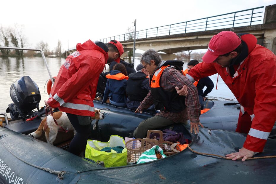 A aldeia está completamente cercada por água e o acesso só é possível de barco