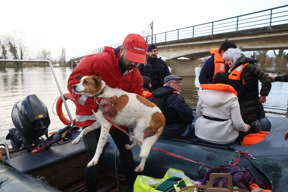 A aldeia está completamente cercada por água e o acesso só é possível de barco
