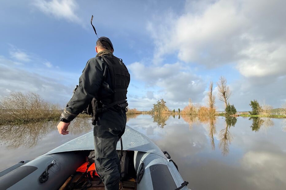 A aldeia está completamente cercada por água e o acesso só é possível de barco