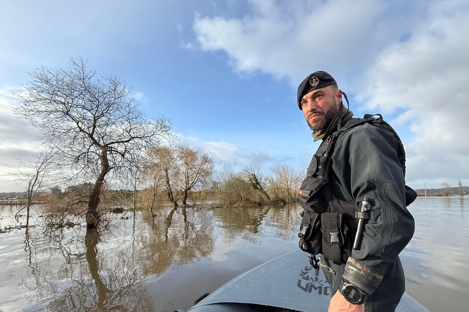 A aldeia está completamente cercada por água e o acesso só é possível de barco