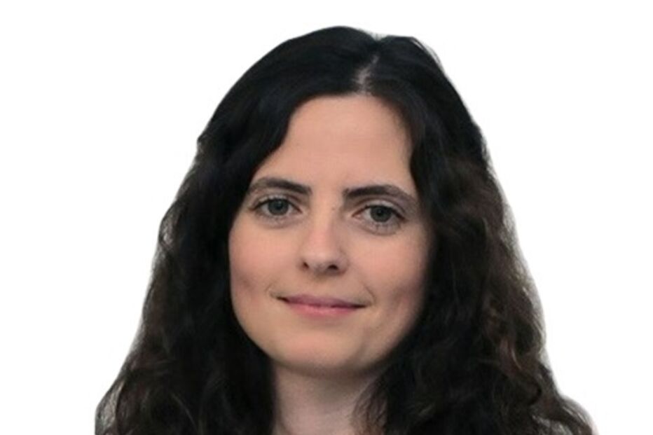 Médica de bata branca posa para fotografia