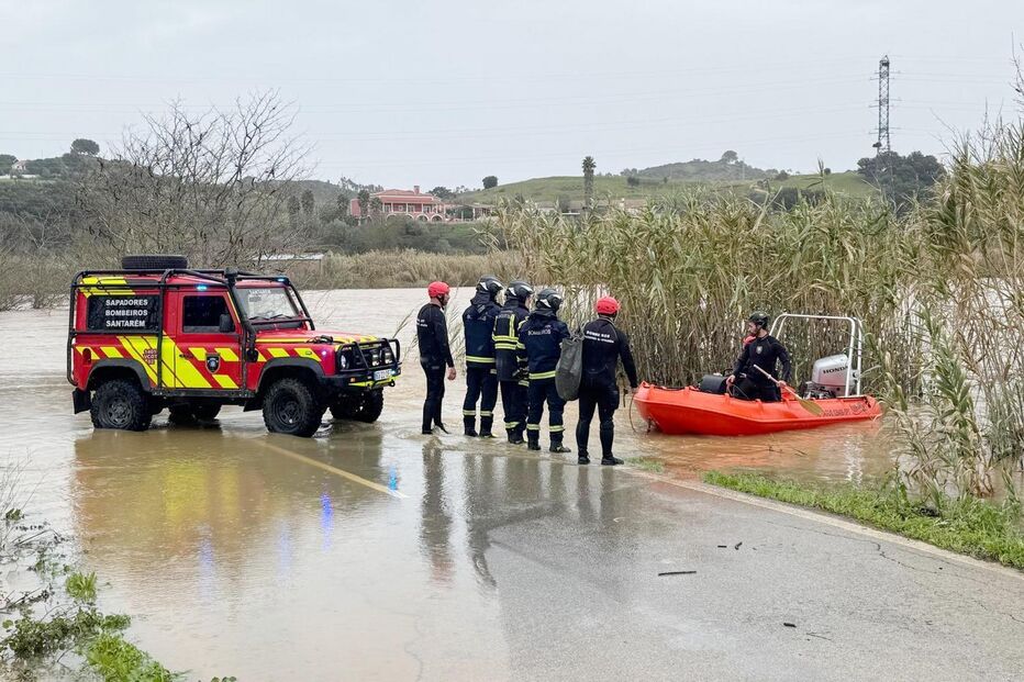 Bombeiros salvam mulher que caiu ao rio de bicicleta em Santarém
