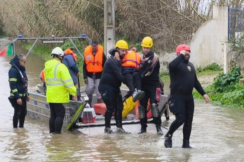 Bombeiros salvam mulher que caiu ao rio de bicicleta em Santarém
