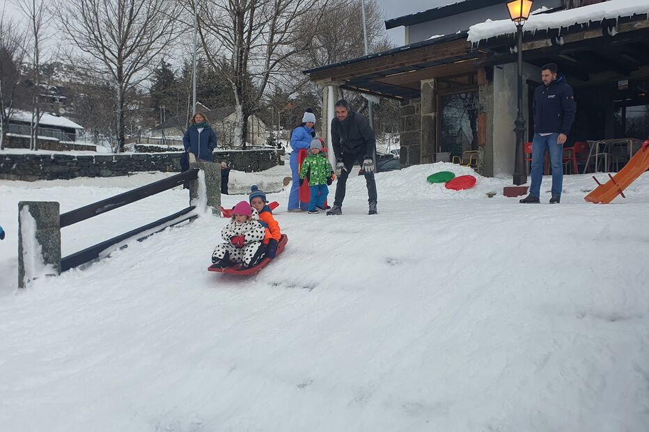 Crianças aproveitam neve na Serra da Estrela após tempestade