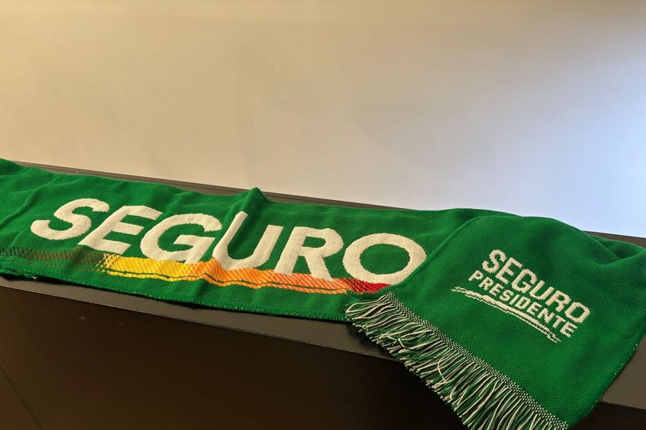 Cachecóis de apoio a António José Seguro, produzidos em Portugal