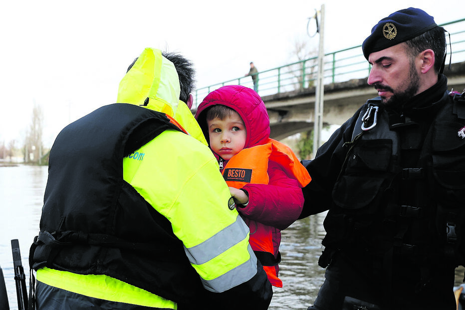 Joaquim Romualdo e o neto entram no barco