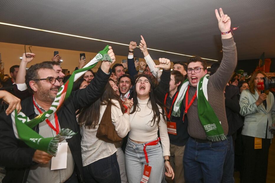 Festa e cânticos de vitória no quartel-general de António José Seguro