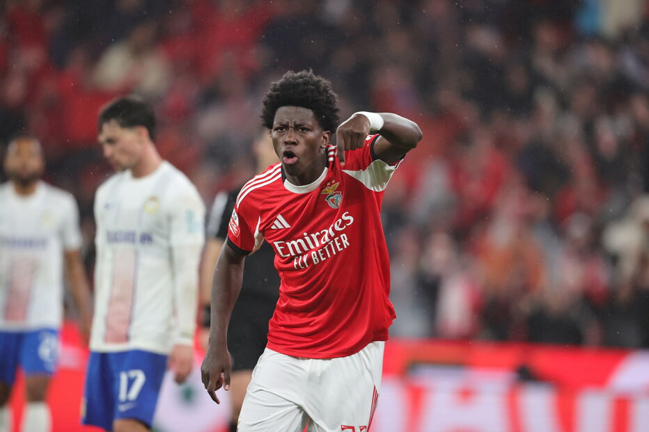 Anísio Cabral marca para o Benfica no Estádio da Luz