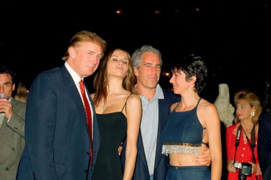 Trump  e a então namorada, Melania, com Epstein e Ghislaine Maxwell, em 2000