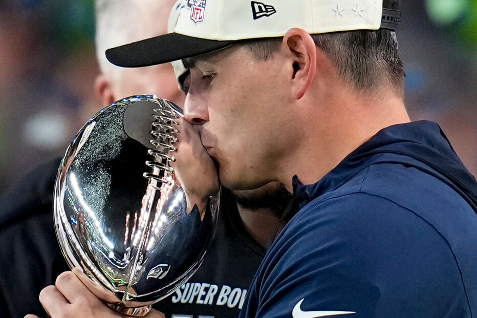 Treinador dos Seattle Seahawks beija troféu do Super Bowl