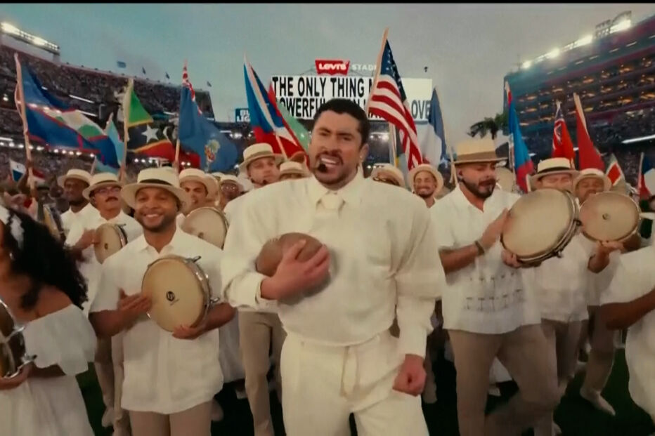 Bad Bunny atua com grupo no Levi's Stadium para o Powerflu