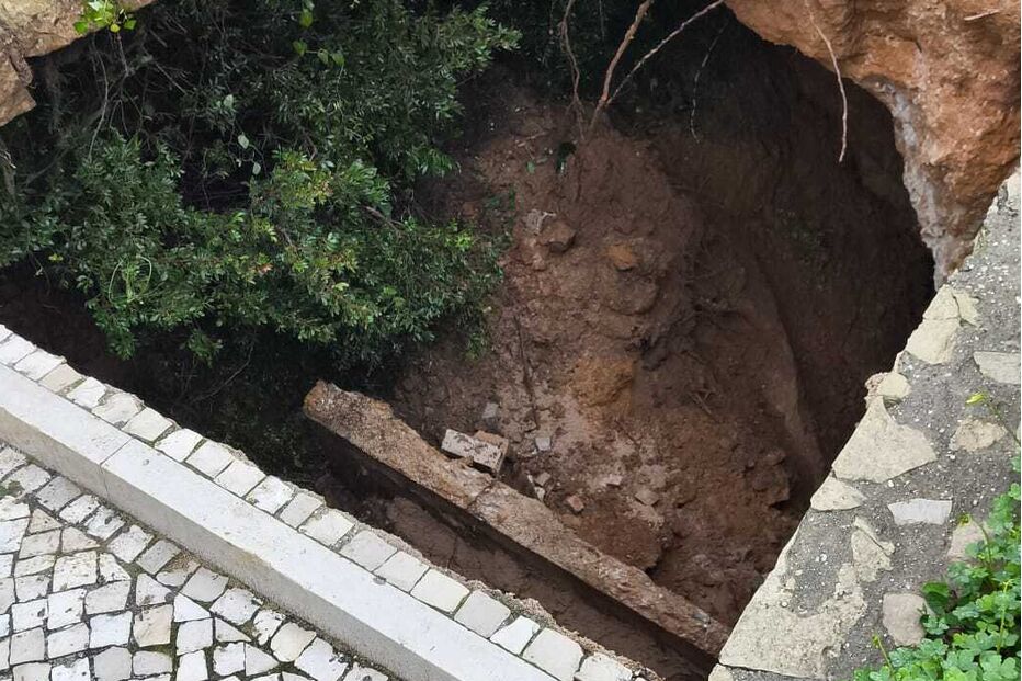 Cratera aberta no Algarve engole homem