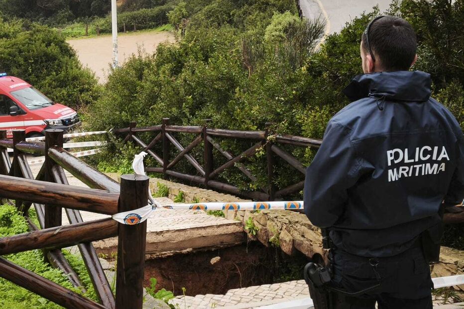 Polícia Marítima e bombeiros no local de cratera aberta no Algarve