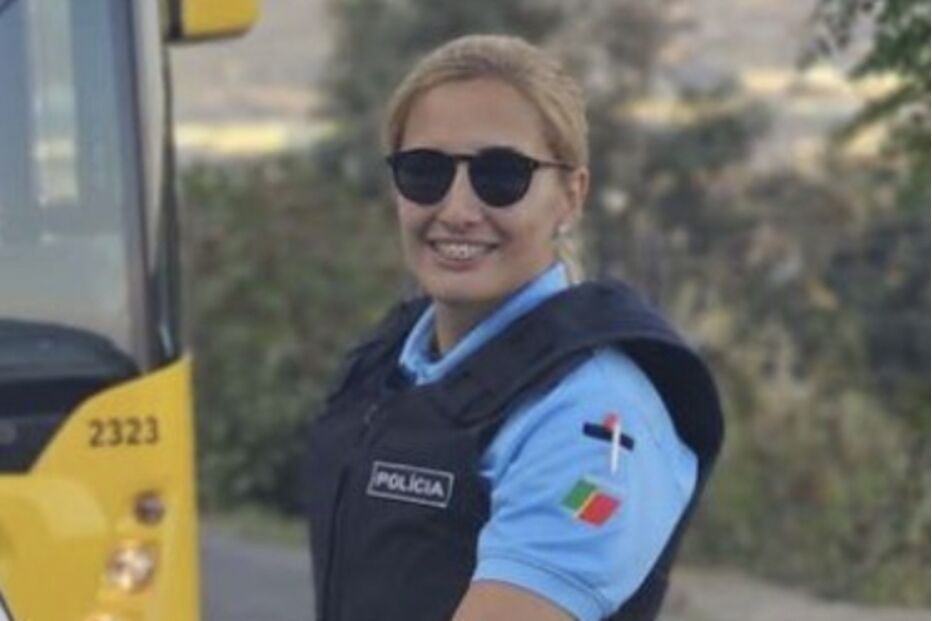 Polícia perto de Sacavém ao lado de carro da polícia e autocarro