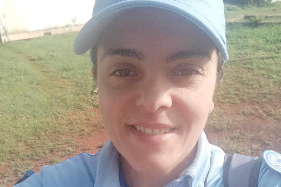 Oficial da ONU sorri em missão de paz