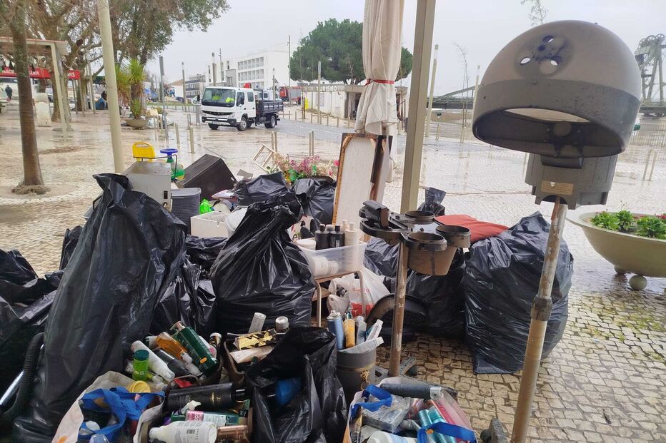 Comerciantes limpam destroços provocados pelo mau tempo em Alcácer do Sal