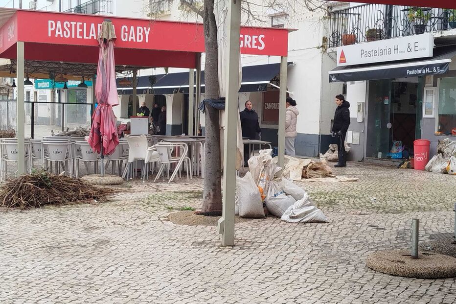 Comerciantes limpam destroços provocados pelo mau tempo em Alcácer do Sal