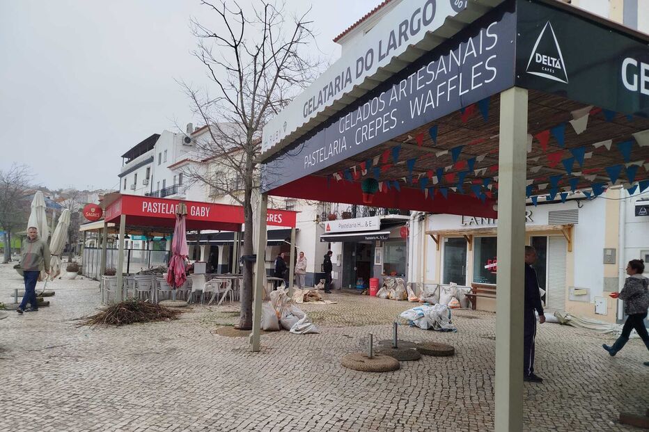 Comerciantes limpam destroços provocados pelo mau tempo em Alcácer do Sal