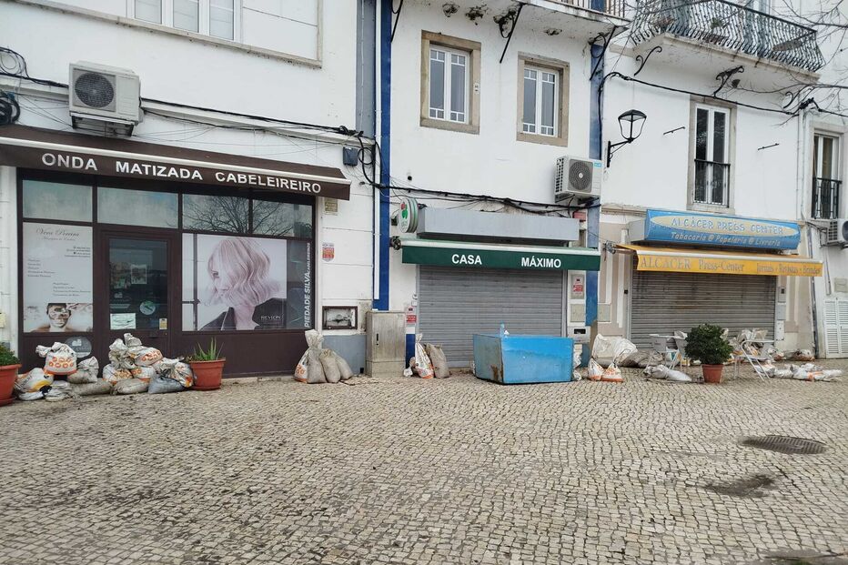 Comerciantes limpam destroços provocados pelo mau tempo em Alcácer do Sal