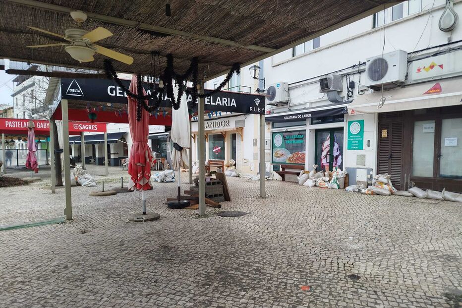 Comerciantes limpam destroços provocados pelo mau tempo em Alcácer do Sal