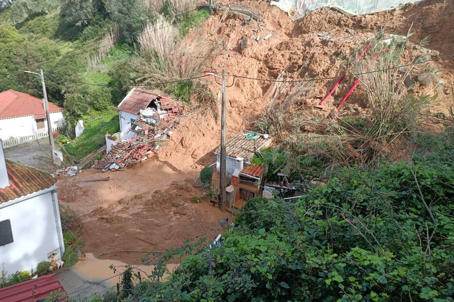 Imagens mostram danos causados pelo mau tempo em habitação no Cartaxo