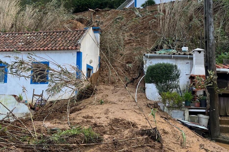 Imagens mostram danos causados pelo mau tempo em habitação no Cartaxo
