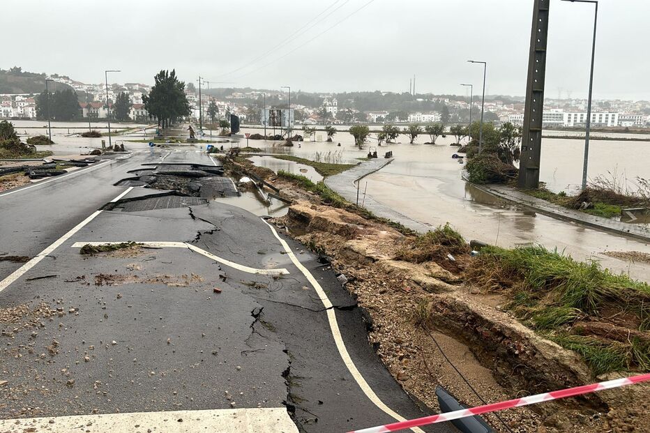 Estrada colapsa após inundações em Alcácer do Sal