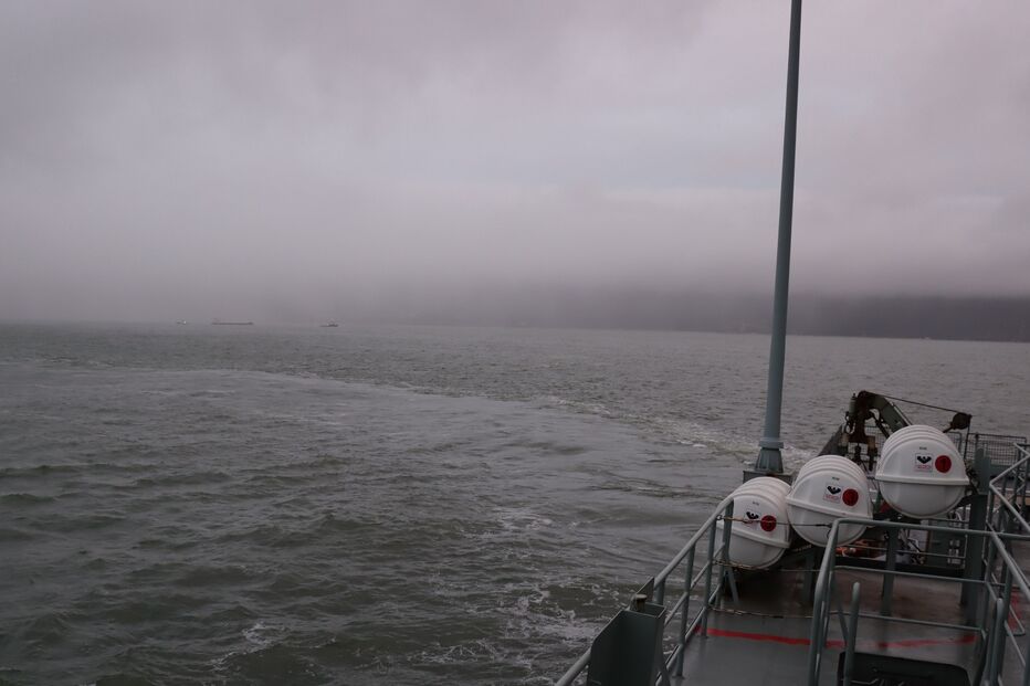 Vista do mar nevoento a partir de um barco com equipamento de segurança