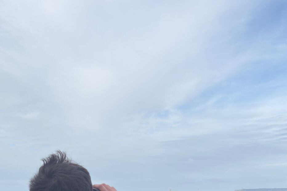 Militar da Marinha observa o mar com binóculos