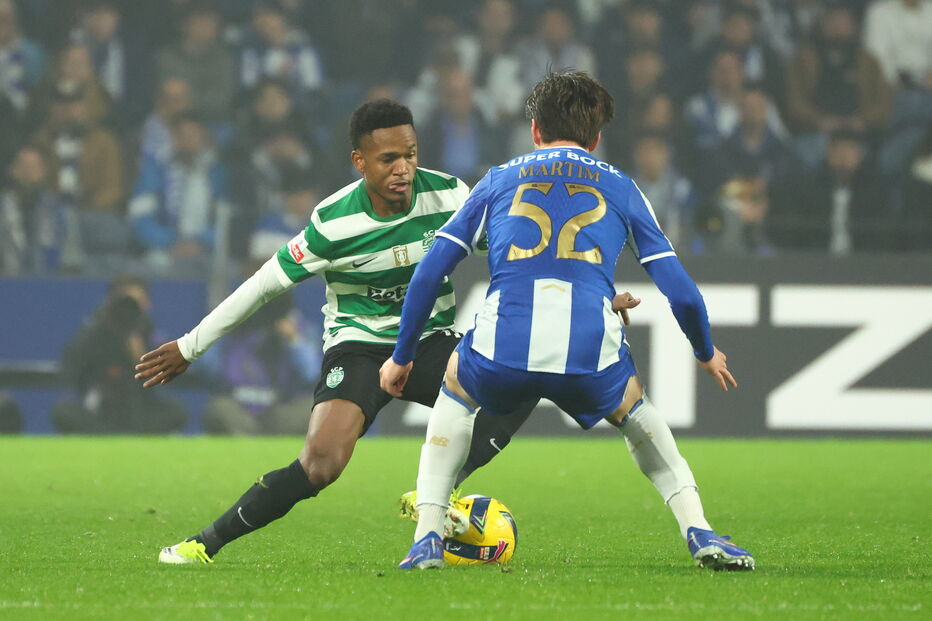 Início do jogo entre FC Porto e Sporting no Estádio do Dragão