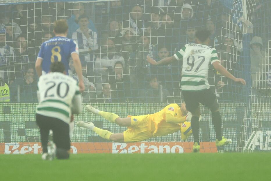 Suárez marca penálti no fim, Sporting empata com o FC Porto no Dragão