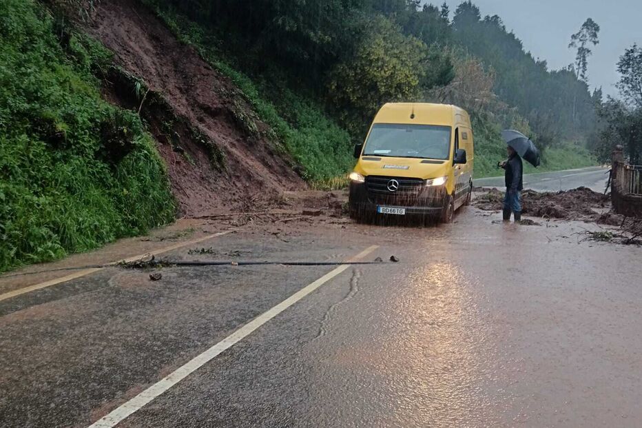 Casa inunda em Anadia após deslizamento de terras