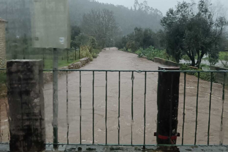 Casa inunda em Anadia após deslizamento de terras