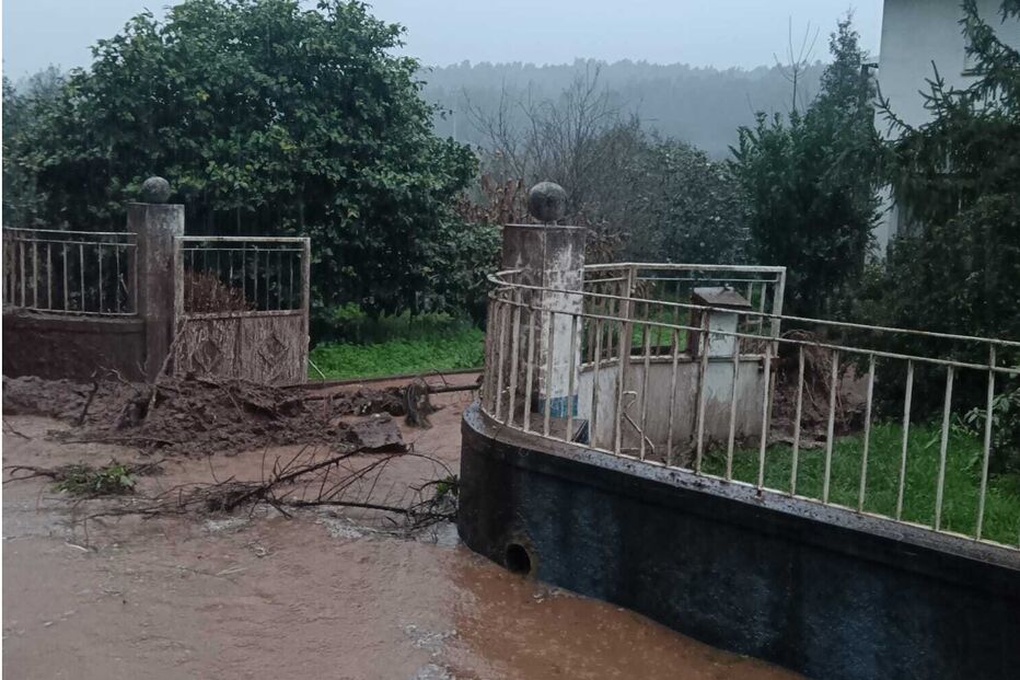 Casa inunda em Anadia após deslizamento de terras
