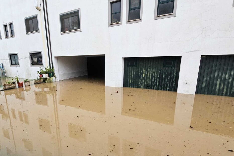 Cheias inundam casas e garagens