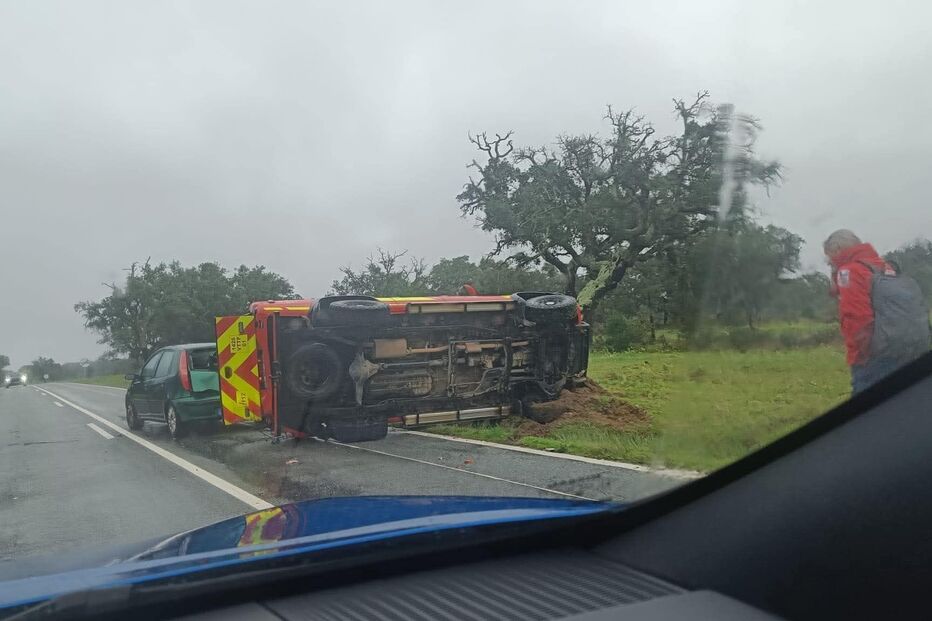 Colisão na EN119: viatura dos bombeiros de Samora Correia envolvida