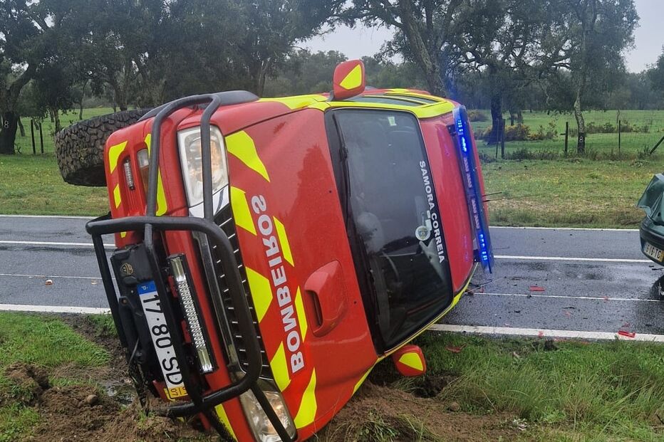 Colisão na EN119: viatura dos bombeiros de Samora Correia e dois ligeiros envolvidos