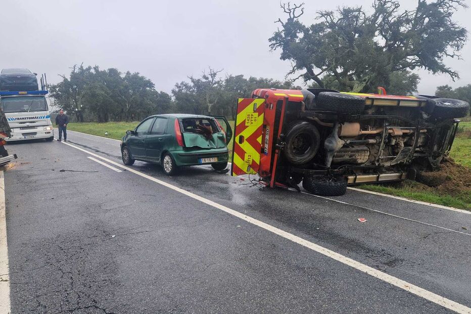 Colisão na EN119: camião abalroa dois ligeiros e viatura dos bombeiros de Samora Correia envolvida
