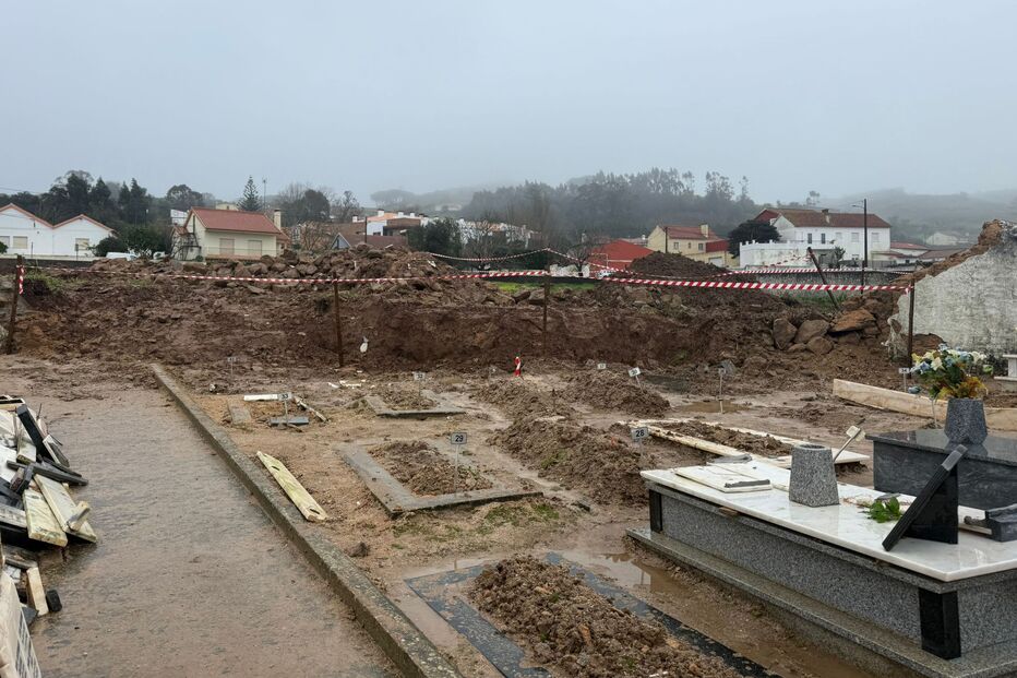 Estragos provocados pela passagem do mau tempo no cemitério da Sapataria, no concelho de Sobral de Monte Agraço