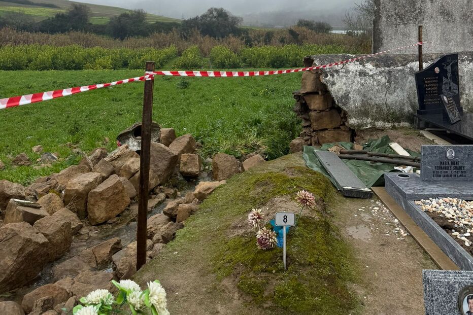 Estragos provocados pela passagem do mau tempo no cemitério da Sapataria, no concelho de Sobral de Monte Agraço