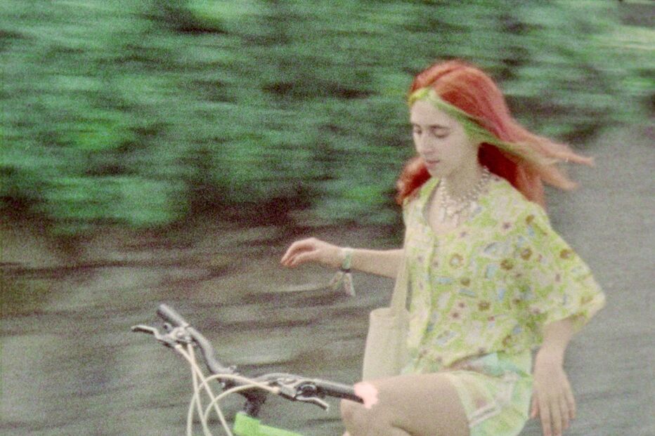 Marie Manuela surge vibrante numa bicicleta verde