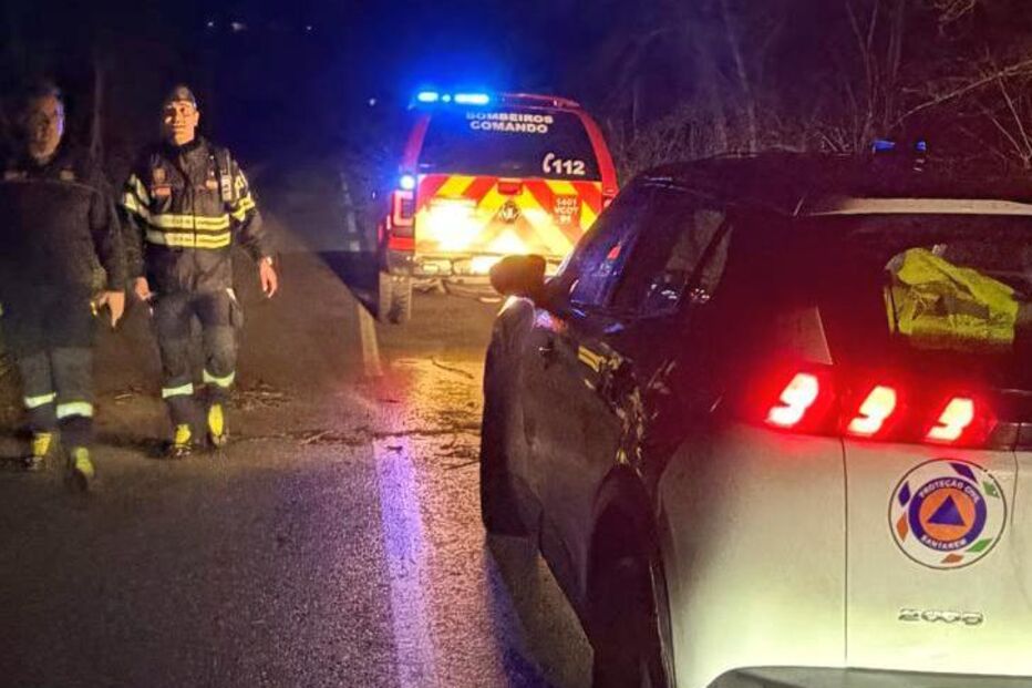 Bombeiros atuam após carro ser arrastado pela água